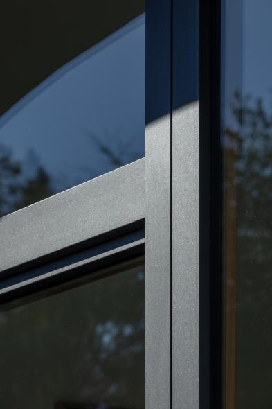 Die außen liegende Aluminiumschale im Farbton DB703 metallic