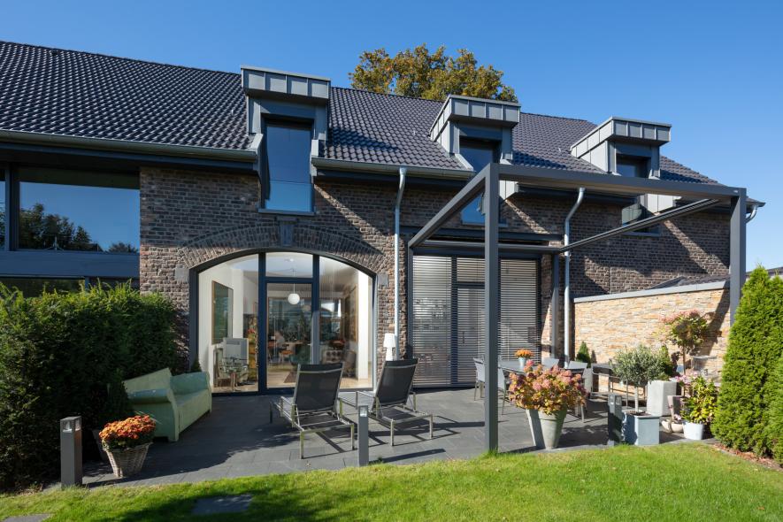 Die Rückseite des sanierten Hofguts mit Holz-Aluminium-Fenstern von PaX