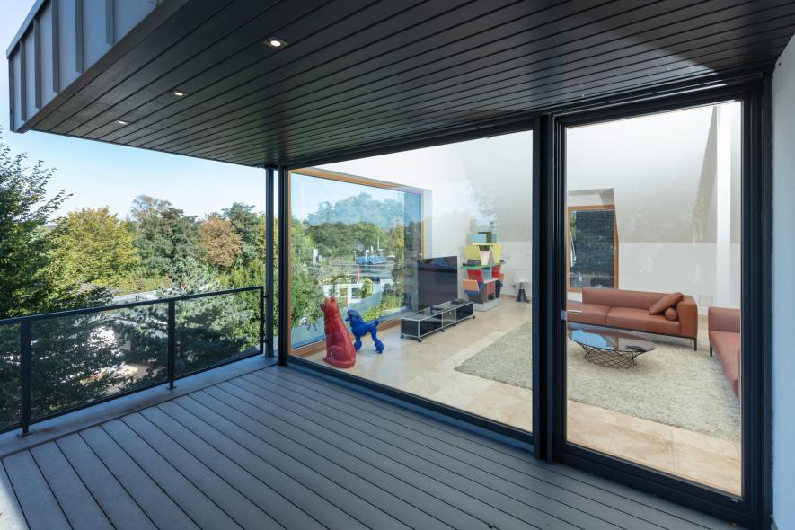 Balkontür mit großflächiger Festverglasung aus Holz-Aluminium
