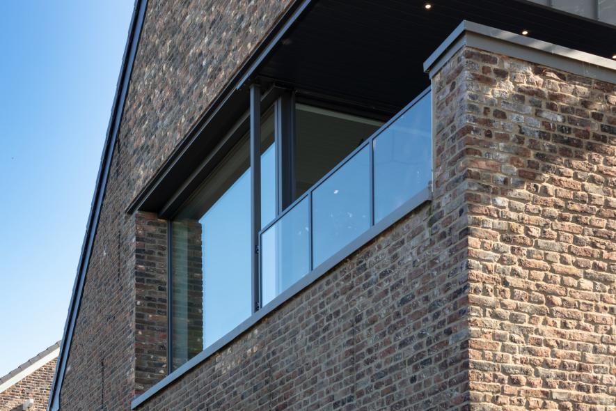 Blick auf den Balkon mit Holz-Aluminium-Festverglasung