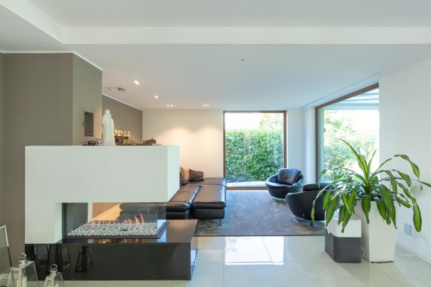 Wohnzimmer in Stadtvilla mit Holz-Aluminium-Fenstern von PaX