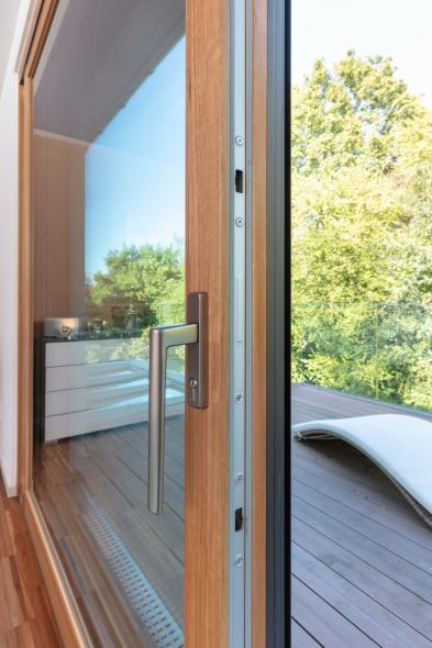 Innen Eukalyptus-Holz, außen eine hochwetterfeste Aluminiumschale