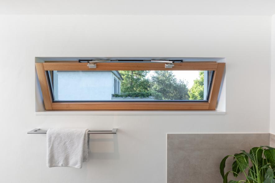 Kippfenster aus Holz-Aluminium im Badezimmer