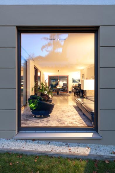 Holz-Aluminium-Festverglasung in einer neu gebauten Stadtvilla