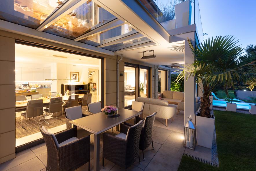 Außenbereich einer Stadtvilla mit Pool und Holz-Aluminium-Fenstern von PaX