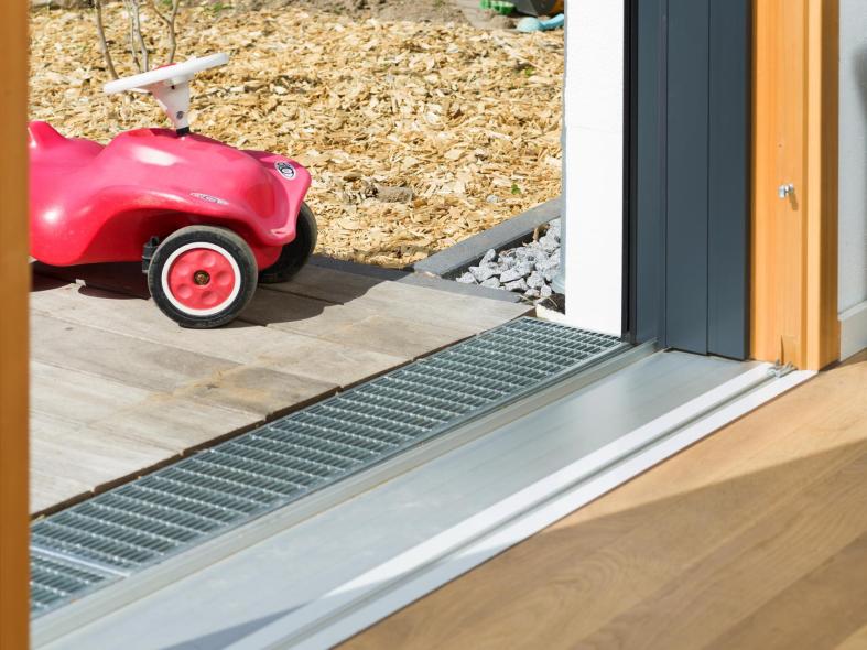 Die barrierearme Schwelle der Hebeschiebetür sorgt für freien Zugang zum Garten