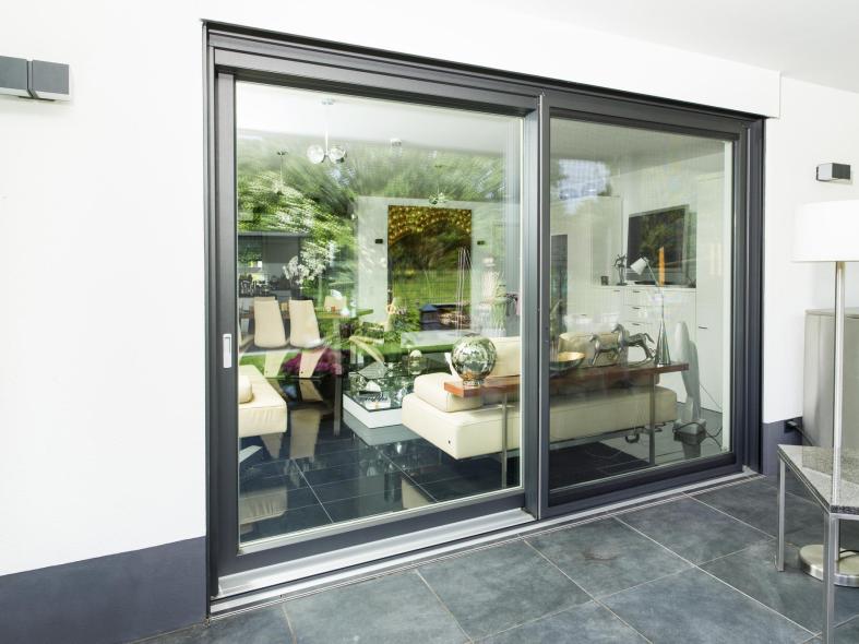 Die Außenansicht der Hebeschiebetür mit hochwetterfester Feinstrukturoberfläche DB703 metallic