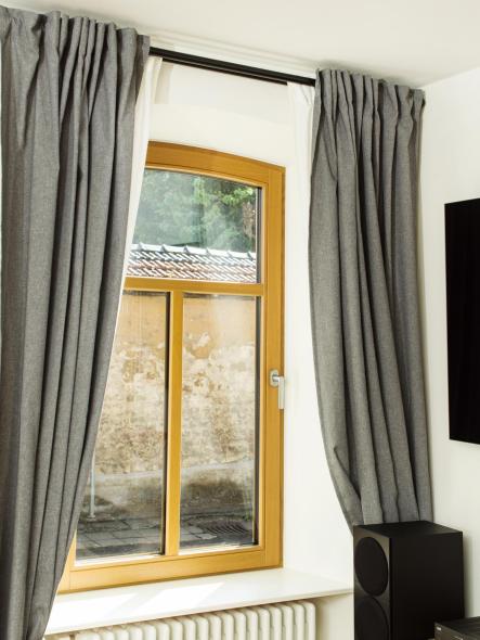 Holzfenster mit vertikaler und waagerechter Sprosse