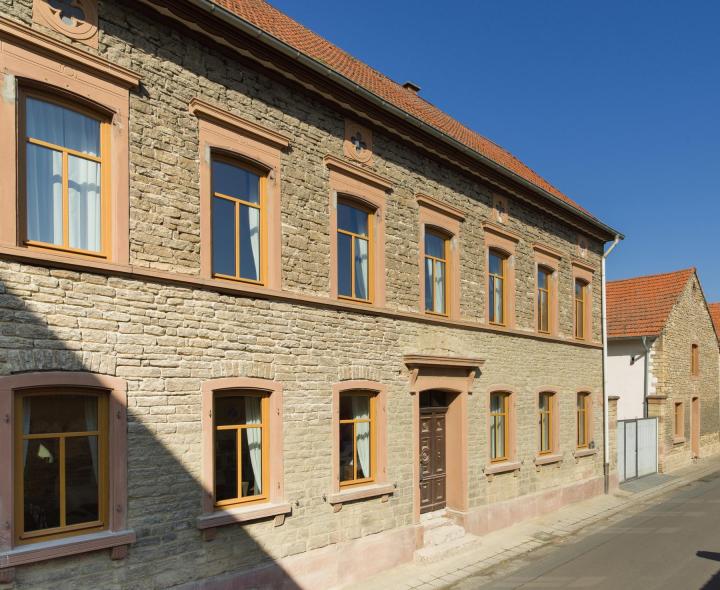 Natursteinfassade mit PaX Holzfenstern in Bockenheim