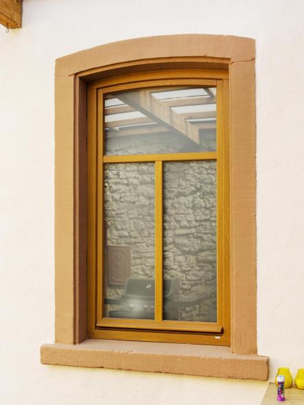 Holzfenster aus Eiche mit vertikaler und waagrechter Sprosse