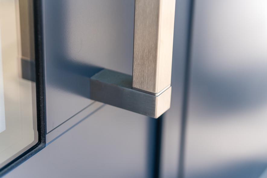 Der eckige Stangengriff fügt sich besonders gut in die moderne Fassade ein