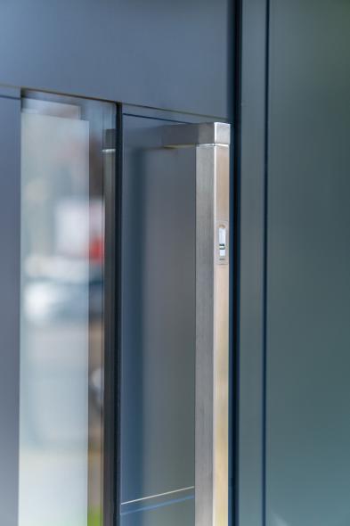 Schlüsselloses Öffnen der Haustür dank integriertem Fingerscan am Griff