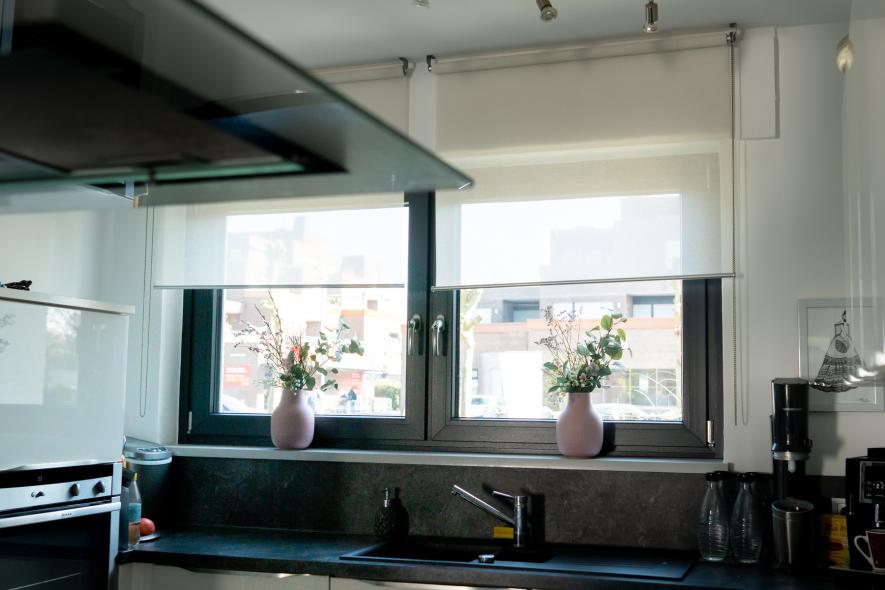 Das Küchenfenster ist innen wie außen in dunkelgrau gehalten