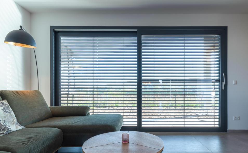Hebeschiebetür im Wohnzimmer mit Raffstore-Jalousie