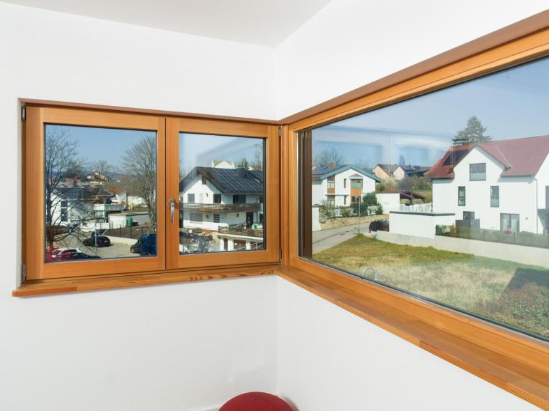 Eckfenster aus Holz-Aluminium mit schönem Blick über die Ingelheimer Wohnsiedlung 