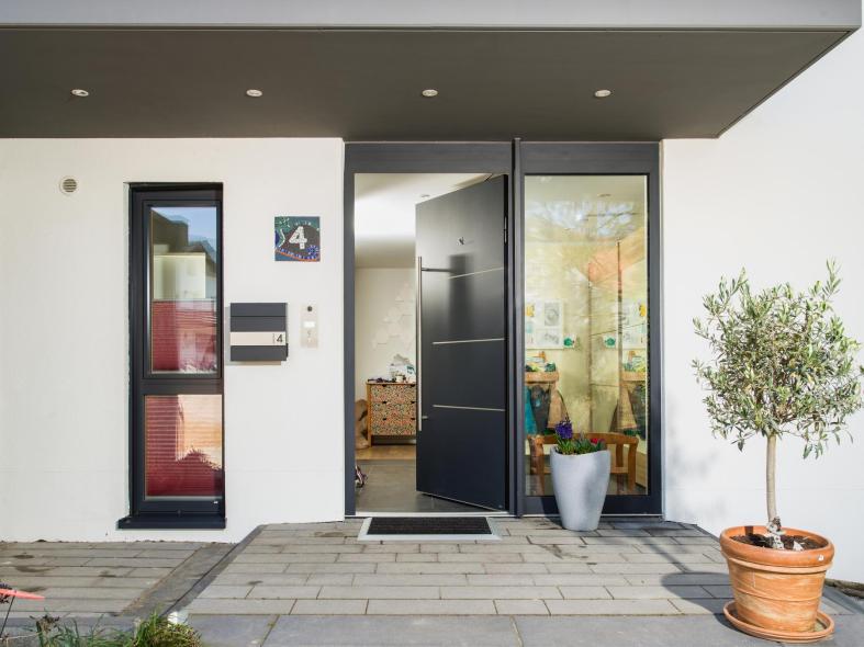 Die Haustür öffnet nach dem Scannen des Fingerabdrucks automatisch