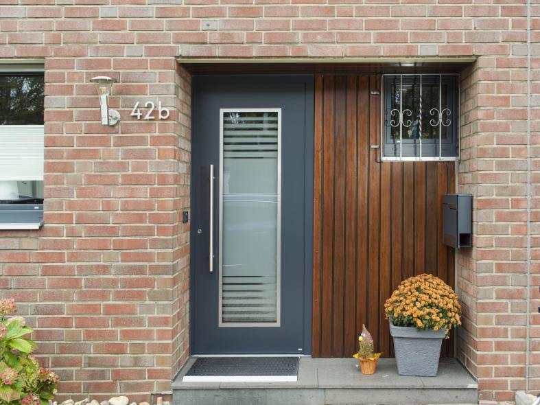 Anthrazitgraue PaXentrée Aluminium-Haustür mit seitlicher Holzverkleidung