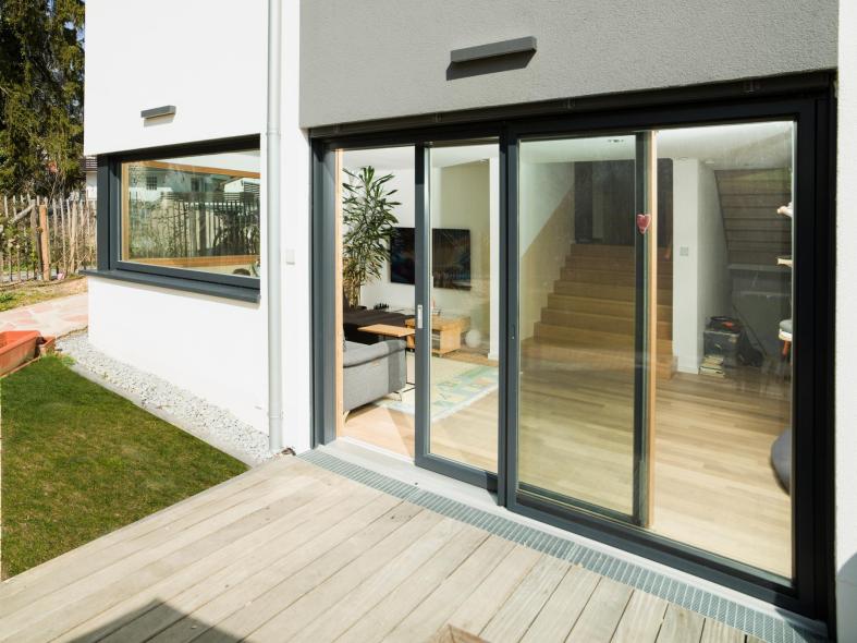 Hebeschiebetür aus Holz-Aluminium mit Zugang zum Garten in Einfamilienhaus in Ingelheim