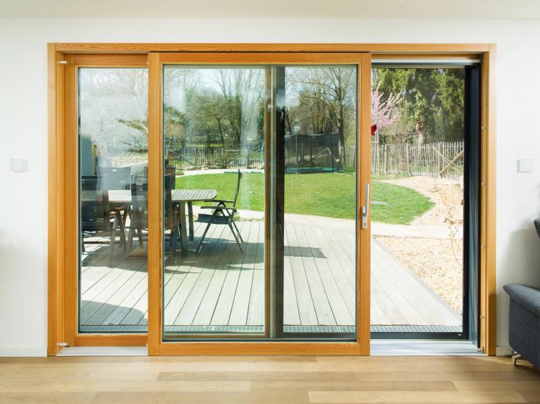 Halb geöffnete Holz-Aluminium Hebeschiebetür