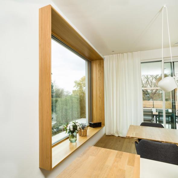 Festverglastes Holz-Aluminium-Fenster mit Sitzmöglichkeit