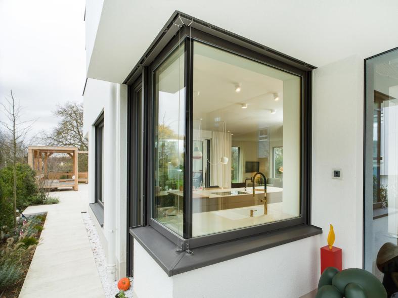 Eckfenster aus Holz-Aluminium für Wohnhaus in Hochheim