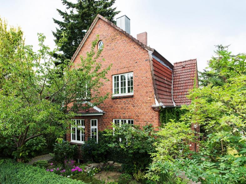 Das Wohngebäude mit Klinkerfassade in der Siedlung Siemershöhe in Hamburg