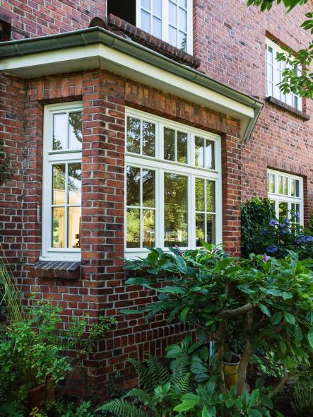 Haus mit Ensembleschutz in Hamburger Siedlung Siemershöhe mit denkmalgerechten Holzfenstern von PaX Classic 
