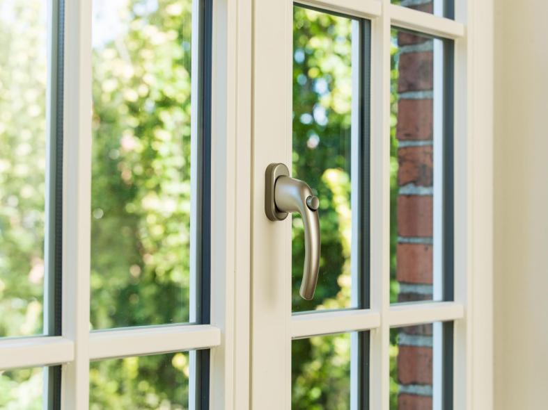 Einbruchhemmende Verglasung und gesicherte Griffe sorgen bei den Sprossenfenstern für mehr Sicherheit