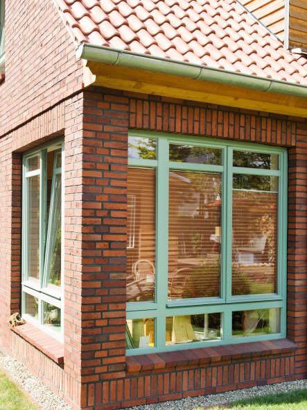 In sechs Glasfelder aufgeteiltes türkisfarbenes Holzfenster von PaX