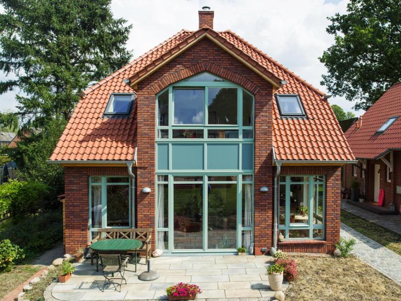 Die zweiflügelige  türkise Terrassentür ermöglicht direkten Zugang zur Terrasse und Garten 