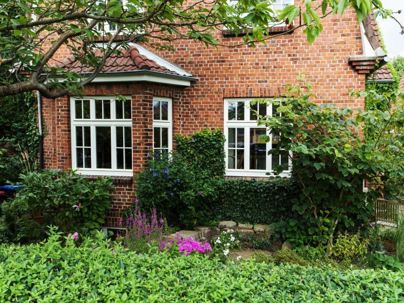 Vorgraten und Erker mit denkmalgerechten Sprossenfenstern von PaX in Hamburger Einfamilienhaus aus dem 20. Jahrhundert