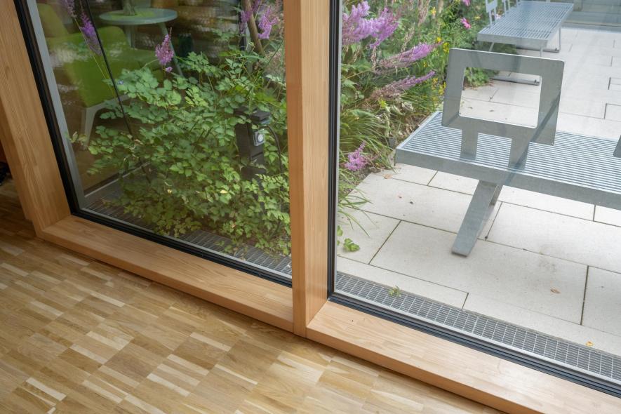 Nahaufnahme der Holz-Aluminium-Pfosten-Riegel-Konstruktion im Bergischen Hospiz Remscheid