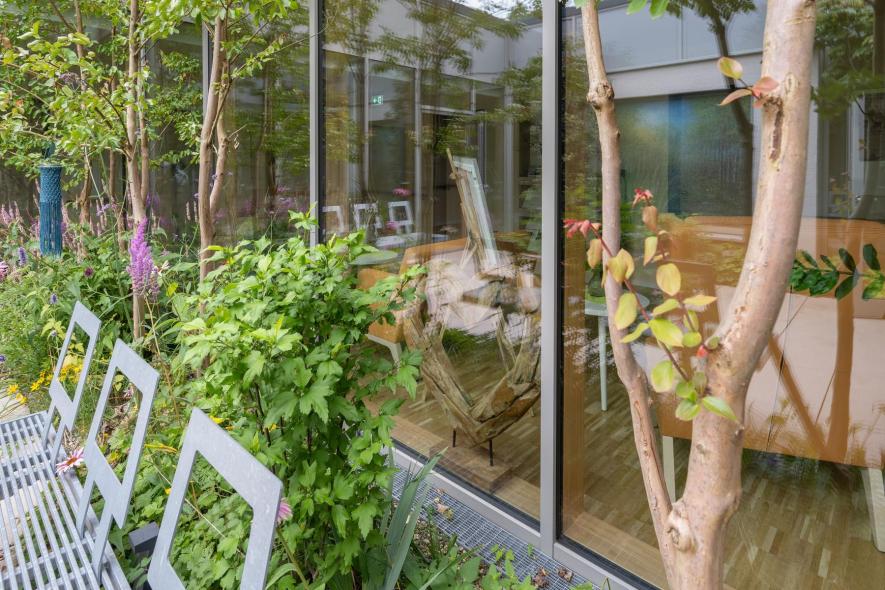 Blick aus dem Innenhof auf die Holz-Aluminium-Fenster