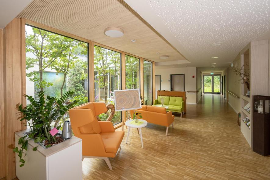 Der große Aufenthaltsraum mit Holz-Aluminium-Fenstern von PaX