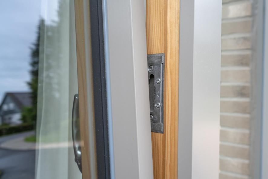 Außen wetterfestes Aluminium und innen die natürliche Wärme der Fichte