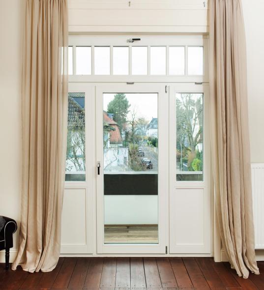 Balkontür mit breitem Oberlicht und zwei Festelementen