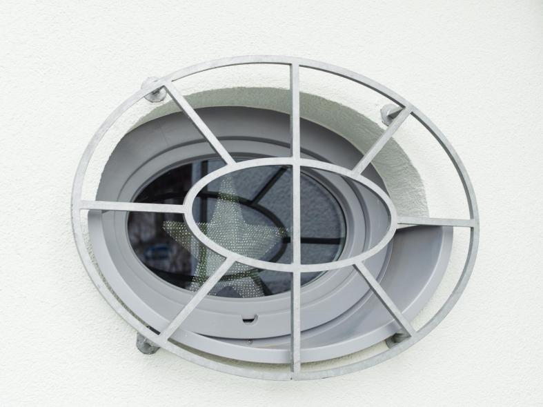 Außenansicht ovales Holzfenster mit Sprossen von PaX