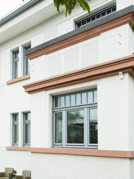Graue Holzfenster mit Oberlicht für Stadtvilla in Frankfurt am Main
