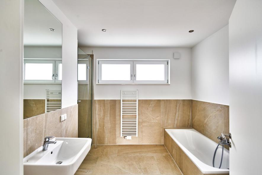 Badezimmer in zum Wohnhaus umgewandelten Bunker in Offenbach