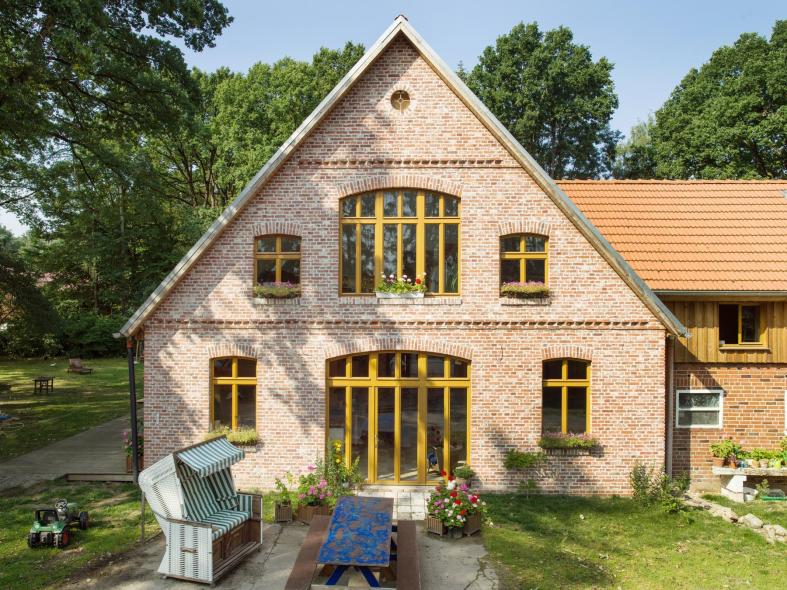 Bauernhaus mit Klinkerfassade und Lärche Holzfenstern von PaX