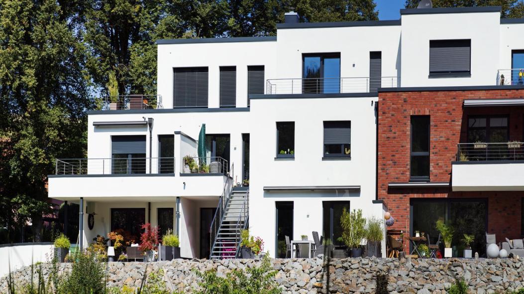 Viele Fenstervarianten aus Kunststoff wurden für das Mehrfamilienhaus in Remscheid von PaX gefertigt