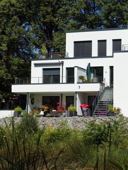 Der dunkelgraue Farbton der Fenster sorgt für einen anmutenden Kontrast zur Fassade