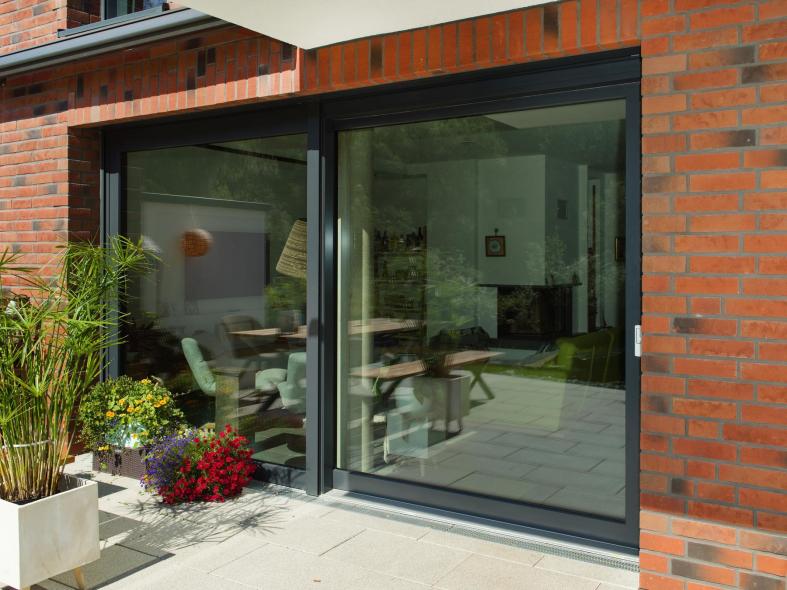 Hebeschiebetüren ermöglichen einen einfachen und komfortablen Zugang zur Terrasse