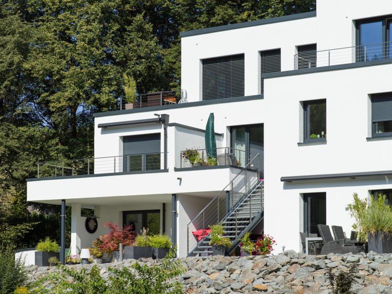 Terrassentüren, Fenster und Balkontüren mit dunkelgrauem Kunststoffrahmen in Mehrfamilienhaus in Remscheid