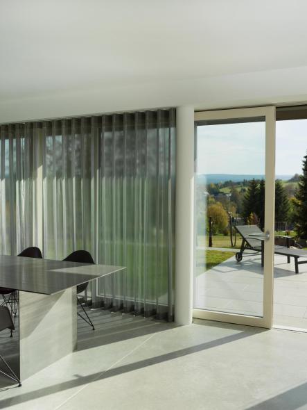 Die Hebeschiebetür verbindet den Wohnraum mit der Natur