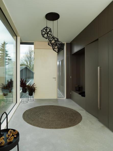 Ein von Tageslicht durchfluteter Hauseingang