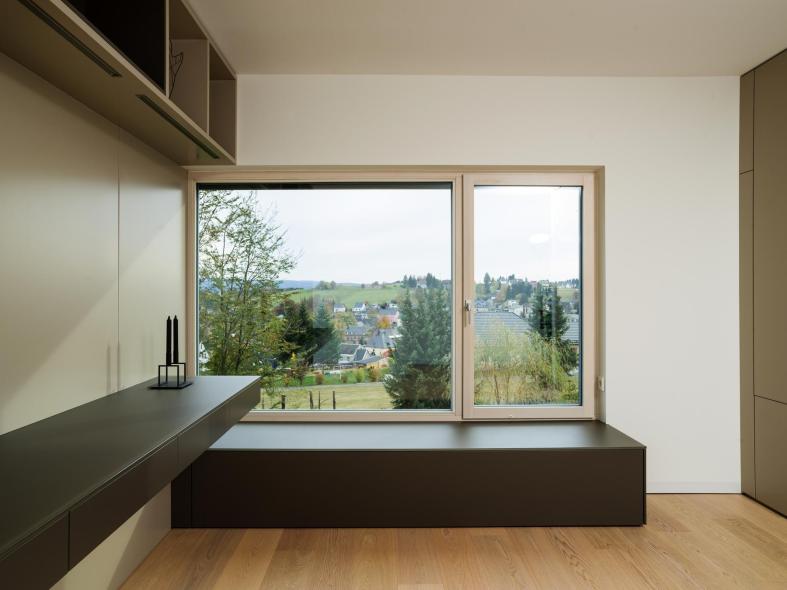Ein großartiger Ausblick in die Natur durch das Küchenfenster aus Holz-Aluminium
