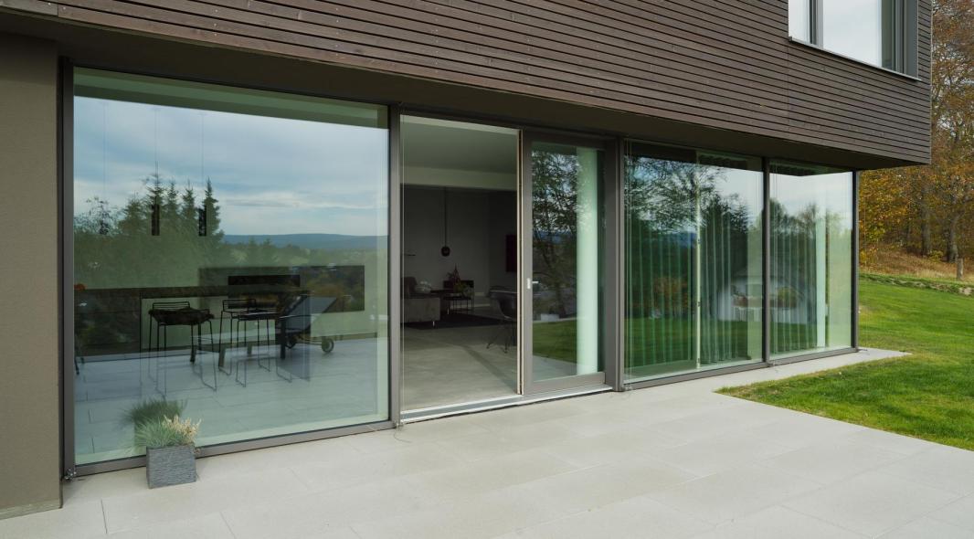 Großzügige Glasflächen mit einer Hebeschiebetür aus Holz-Aluminium