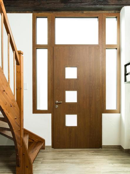 Die Holzdekor Oberfläche der Aluminium-Haustür harmoniert gut mit der Inneneinrichtung