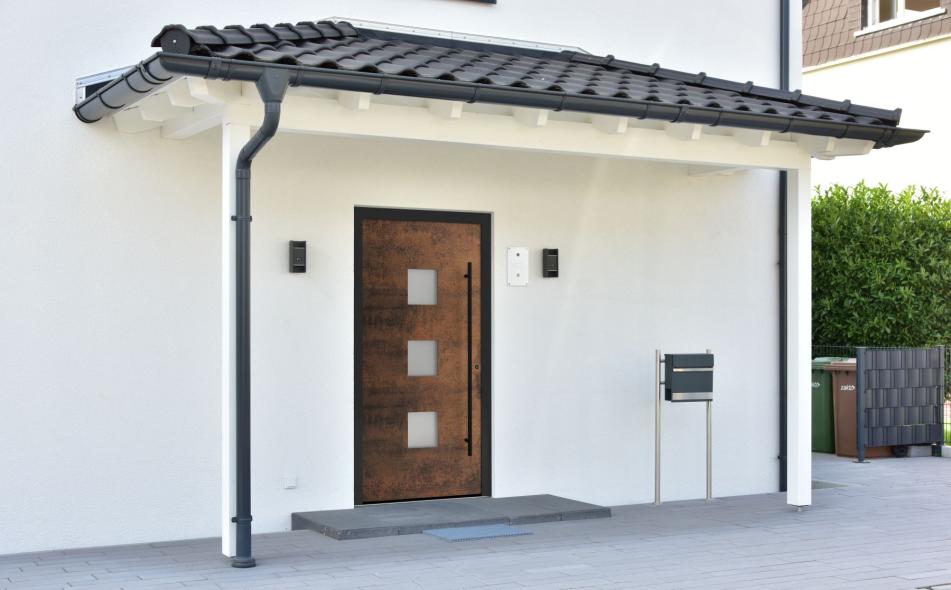 Hauseingang mit weißer Fassade und Haustür PaXentrée Naturelle Keramik Iron Corten